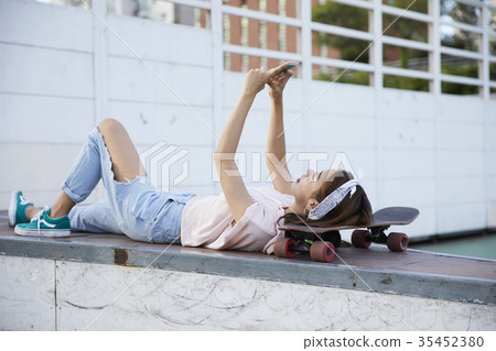 年輕的女人，玩滑板 35452380