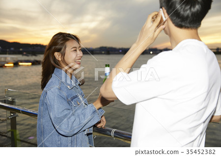 年輕的女人,年輕人,漢江,約會 年輕的女人,年輕人,漢江,約會 35452382
