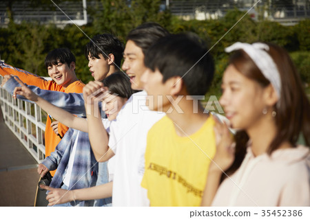 年輕的男人，年輕的女人，歡呼 35452386