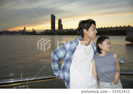 Young woman, young man, Han River, dating 35452425