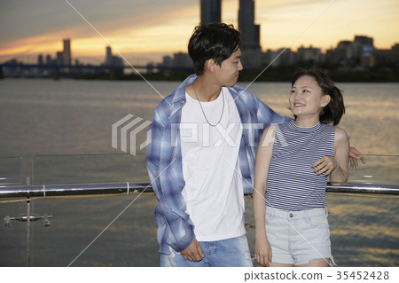 Young woman, young man, Han River, dating Young woman, young man, Han River, dating 35452428