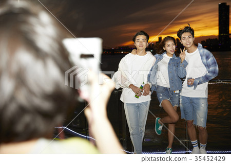 Young woman, young man, friend, Han river, leisure time Young woman, young man, friend, Han river, leisure time 35452429