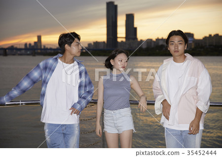Young woman, young man, Han 35452444