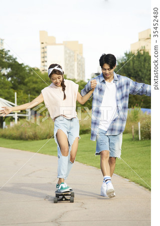 年輕的女人，年輕人，滑板 35452480