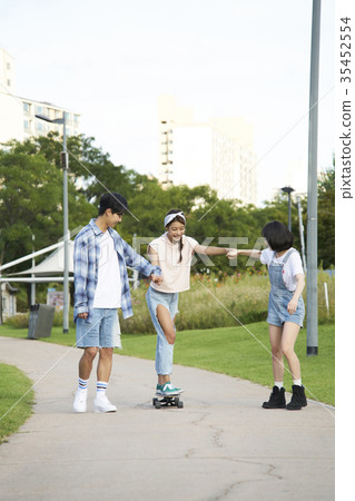 年輕的女人，年輕人，滑板 35452554