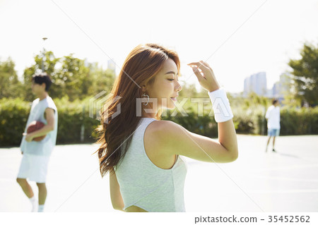 年輕的女人,年輕人,朋友,體育,籃球 年輕的女人,年輕人,朋友,體育,籃球 35452562