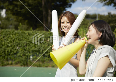 年輕的女人,歡呼 年輕的女人,歡呼 35452665