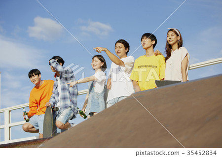 年輕的女人,年輕人,滑板 年輕的女人,年輕人,滑板 35452834