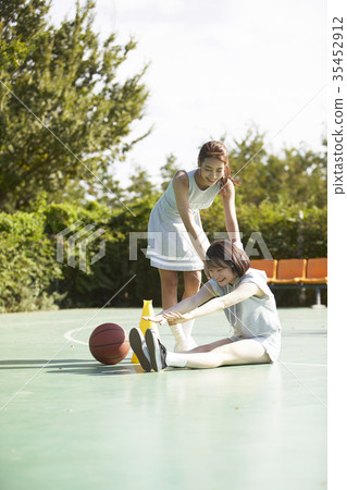 Young woman, sports, basketball Young woman, sports, basketball 35452912