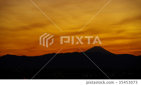 Sky and ripples in the golden color with the silhouette of Fuji after sunset From Tokyo Roppongi b Telephoto 16: 9 Sky and ripples in the golden color with the silhouette of Fuji after sunset From Tokyo Roppongi b Telephoto 16: 9 35453073