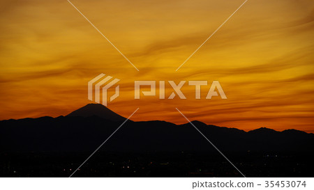 A silhouette of Fuji and a golden rippled sky after sunset From Roppongi in Tokyo c Telephoto 16: 9 A silhouette of Fuji and a golden rippled sky after sunset From Roppongi in Tokyo c Telephoto 16: 9 35453074