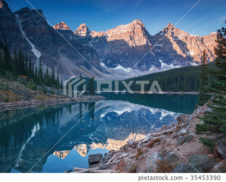 Moraine Lake Banff Alberta 35453390