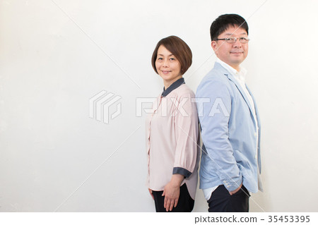 中間的情侶 35453395