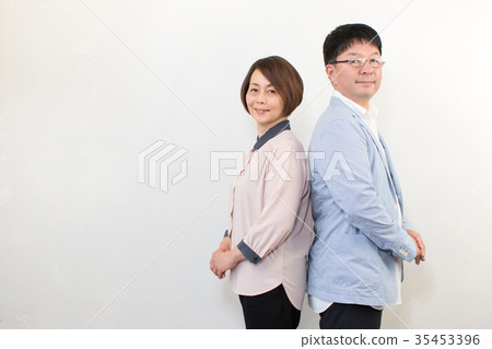 中間的情侶 35453396