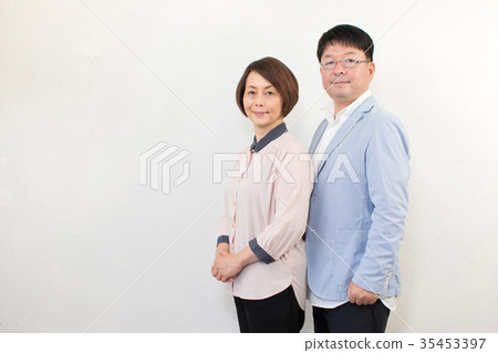 中間的情侶 35453397