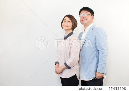 Middle's couple 35453398