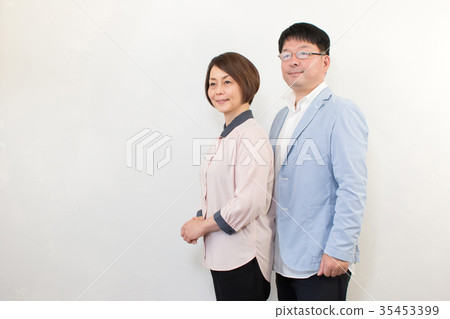 Middle's couple 35453399