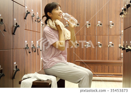體育健身房更衣室 體育健身房更衣室 35453873