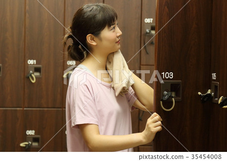 體育健身房更衣室 35454008