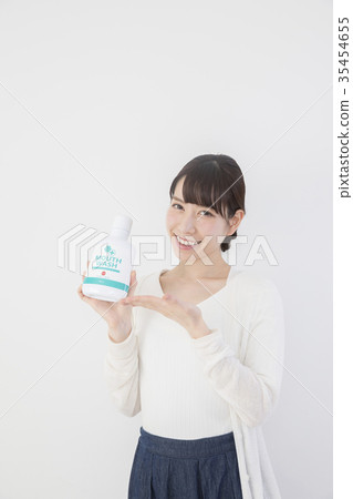 Female with mouthwash 35454655