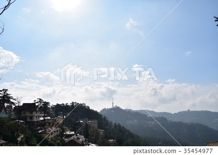 印度的美麗景色西姆拉美麗的城市和喜馬拉雅山脈 印度的美麗景色西姆拉美麗的城市和喜馬拉雅山脈 35454977