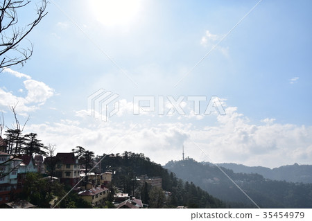 印度的美麗景色西姆拉美麗的城市和喜馬拉雅山脈 印度的美麗景色西姆拉美麗的城市和喜馬拉雅山脈 35454979