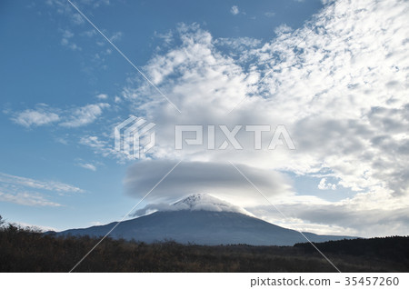 富士和一個不尋常的形狀雲 富士和一個不尋常的形狀雲 35457260