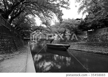 大垣21在後面的狹窄路徑盡頭 大垣21在後面的狹窄路徑盡頭 35458083