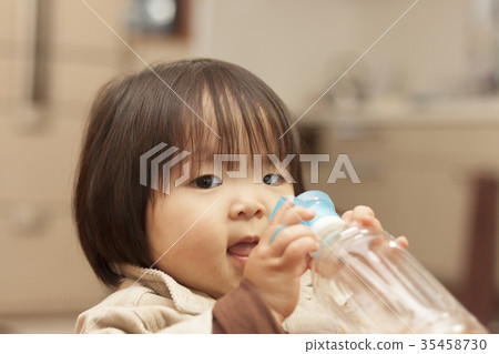 喝與秸杆的女孩一個寵物瓶飲料 喝與秸杆的女孩一個寵物瓶飲料 35458730