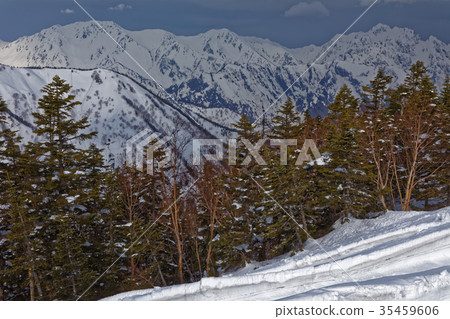 從冷池Sanso附近看到的雪劍和立山山脈 35459606