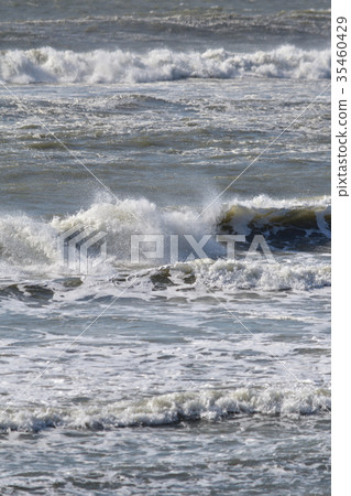 一股風浪，從陸地吹來的強風吹過大海 35460429