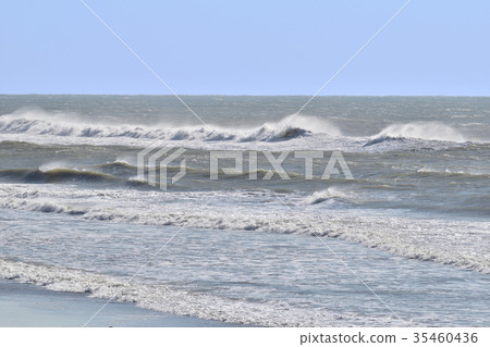 一股風浪,從陸地吹來的強風吹過大海 一股風浪,從陸地吹來的強風吹過大海 35460436