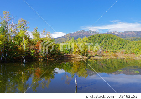 秋天Myomeno池塘和Mt. Norikura 秋天Myomeno池塘和Mt. Norikura 35462152