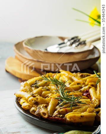 Fried macaroni pizza with bell peppers Fried macaroni pizza with bell peppers 35464343