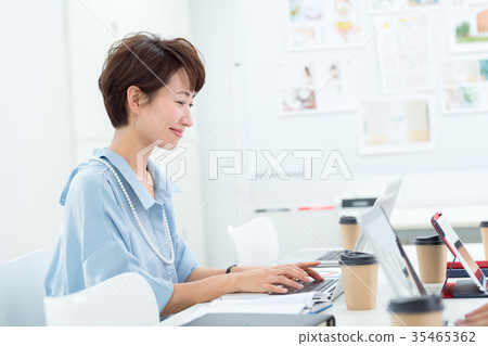 Businesswoman, meeting 35465362