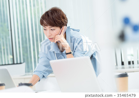 Businesswoman, meeting Businesswoman, meeting 35465479