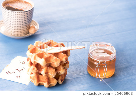 Sweet snack and a missing you note Sweet snack and a missing you note 35466968