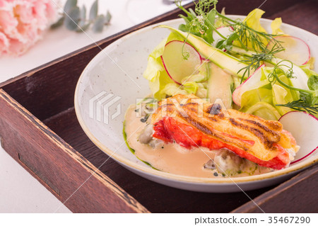 Giving of the baked crab with cream of a lobster a Giving of the baked crab with cream of a lobster a 35467290