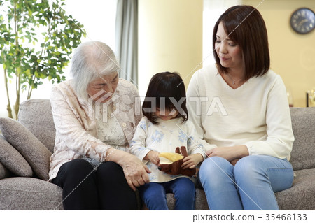 4代的曾孫，母親和曾祖母 35468133
