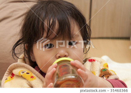 女孩喝寵物瓶飲料 女孩喝寵物瓶飲料 35468366