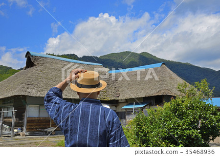 高級享受在鄉下散步 35468936
