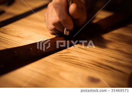 Working process of the leather belt in the leather 35469571