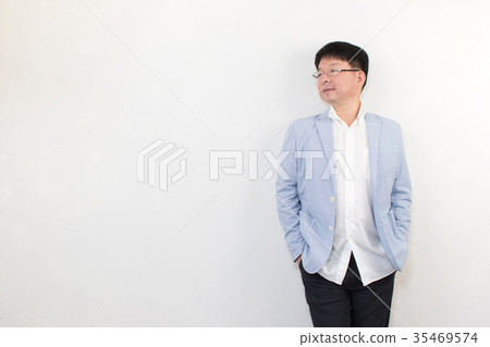 中間一代男性畫象白色背景 中間一代男性畫象白色背景 35469574