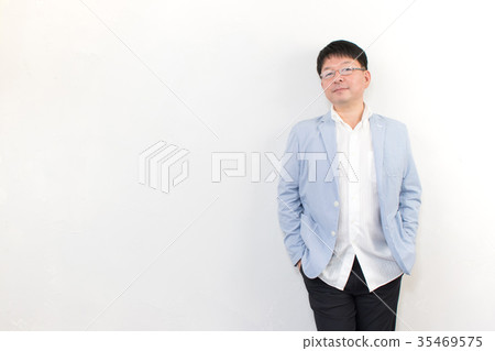 中間一代男性畫象白色背景 35469575