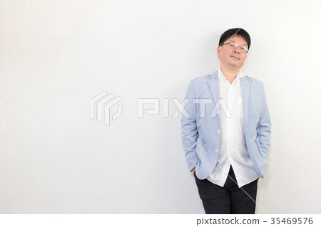 中間一代男性畫象白色背景 中間一代男性畫象白色背景 35469576