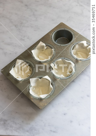 用切絲皮製成的乳蛋餅 用切絲皮製成的乳蛋餅 35469751