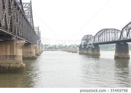 中朝邊境鴨綠江防洪大橋,中國遼寧省丹東市 中朝邊境鴨綠江防洪大橋,中國遼寧省丹東市 35469796