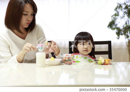 吃早餐的孩子和母親 吃早餐的孩子和母親 35470000