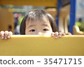 在公園裡玩的女孩 35471715