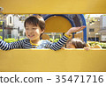 孩子們在公園裡玩 35471716